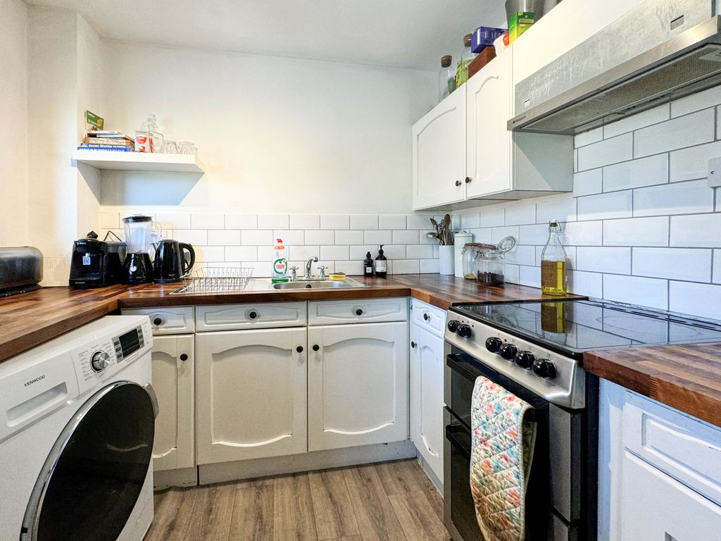 Property photo 3 of 12 E