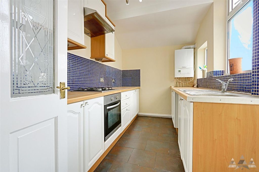 Property photo 2 of 11 Kitchen