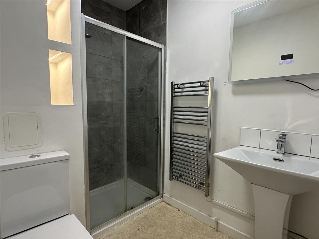 Property photo 3 of 11 Bathroom