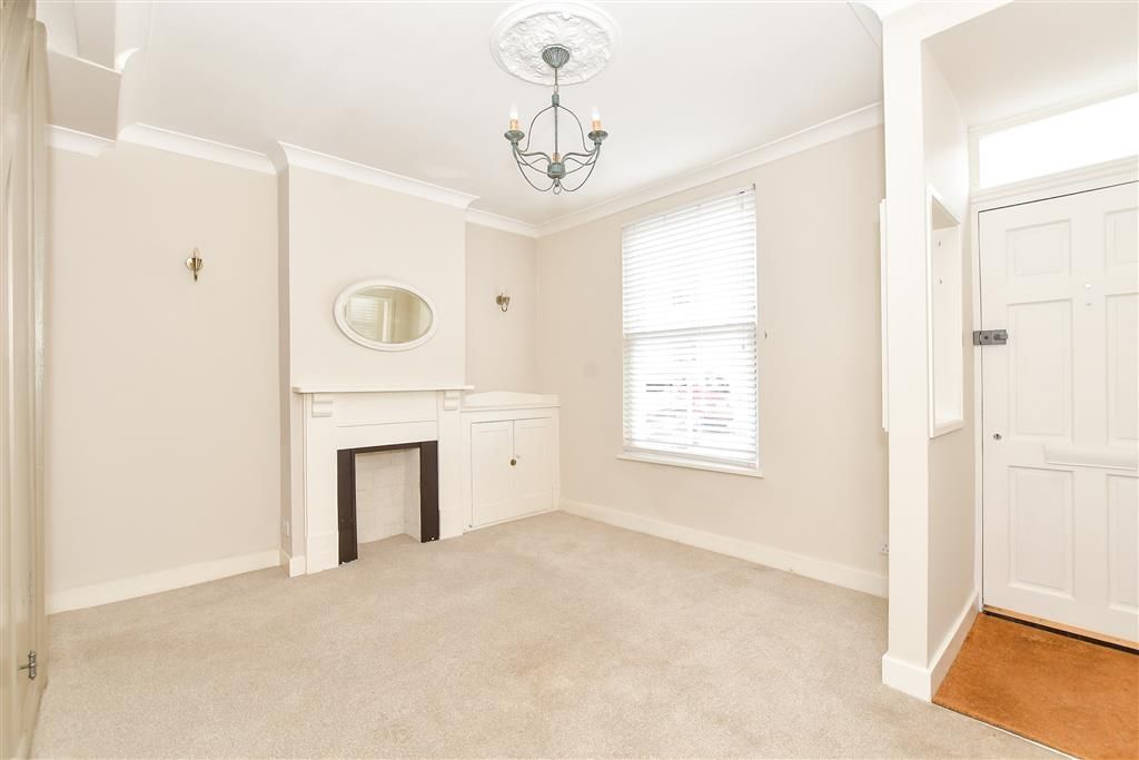 Property photo 3 of 9 Lounge
