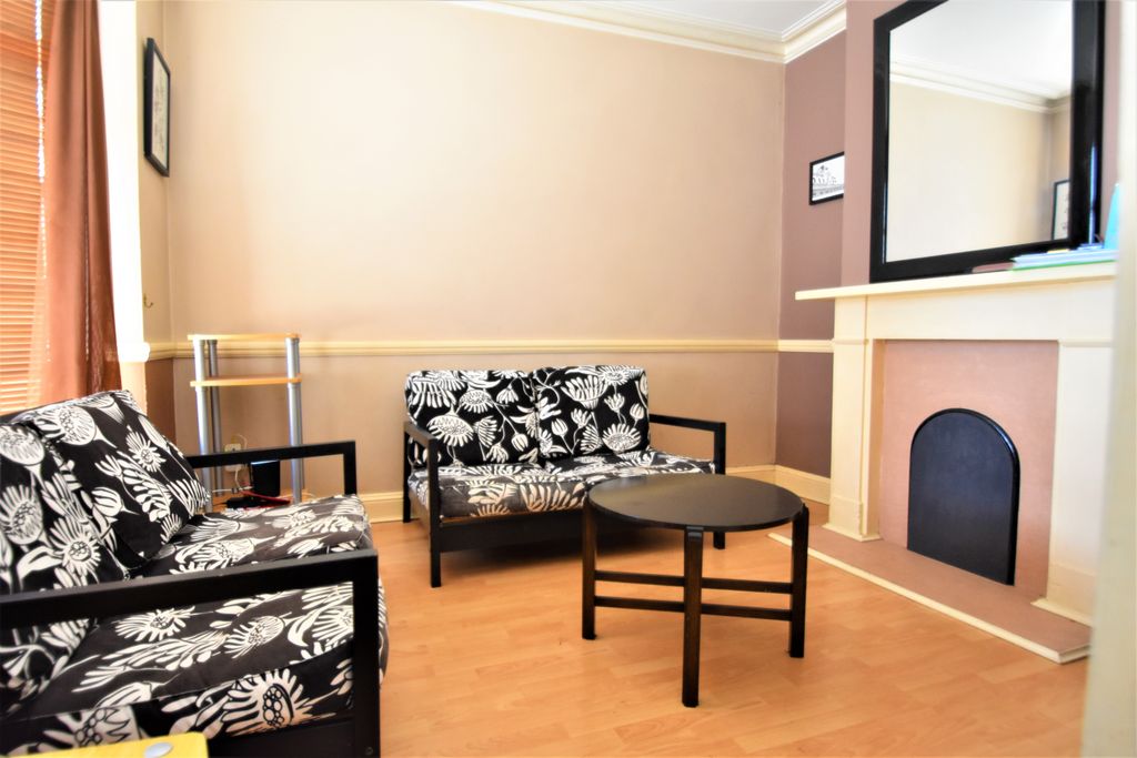 Property photo 3 of 9 Living Room