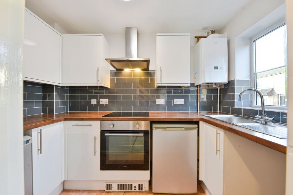 Property photo 2 of 9 Kitchen