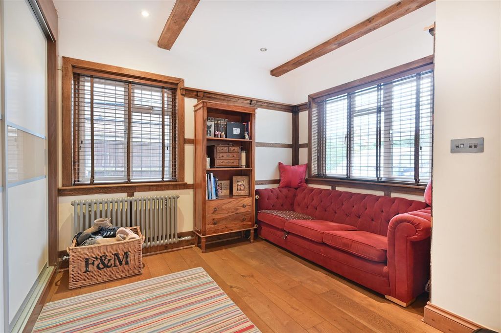 Property photo 3 of 13 15 Manland Ave-22.Jpg