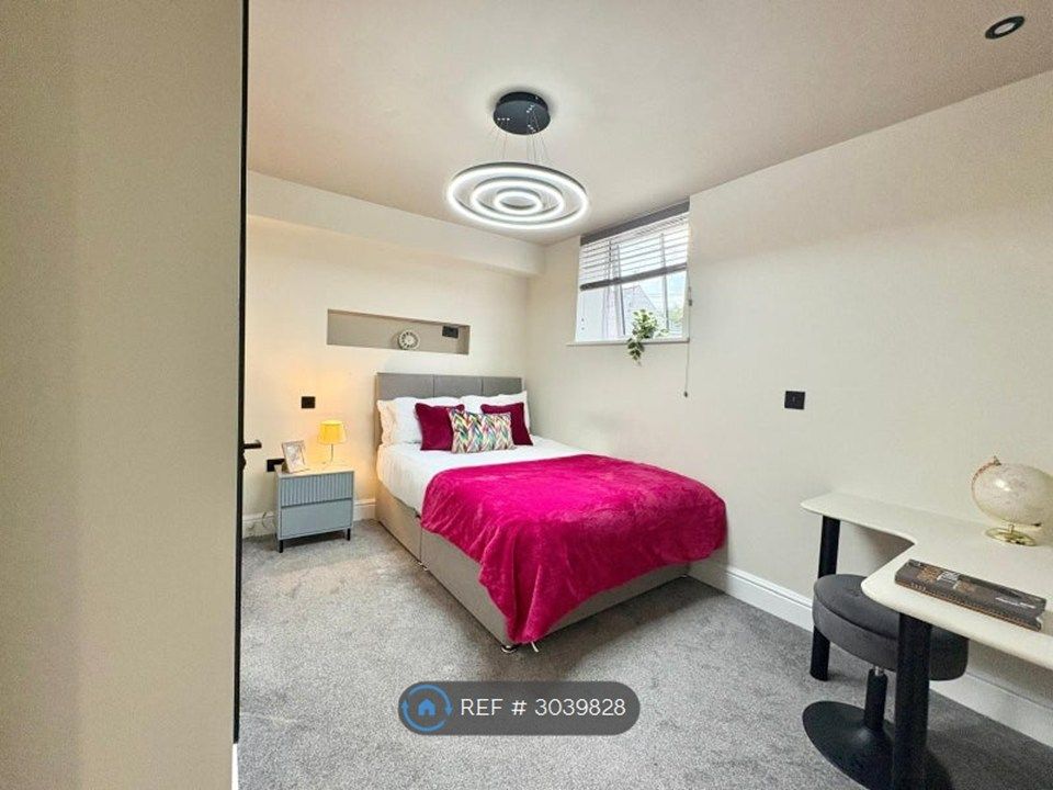 Property photo 1 of 15 Room 4