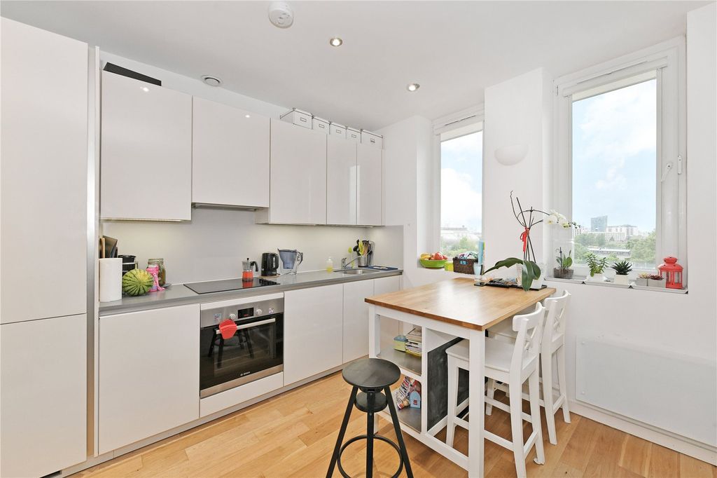 Property photo 2 of 7 Channelsea House E15
