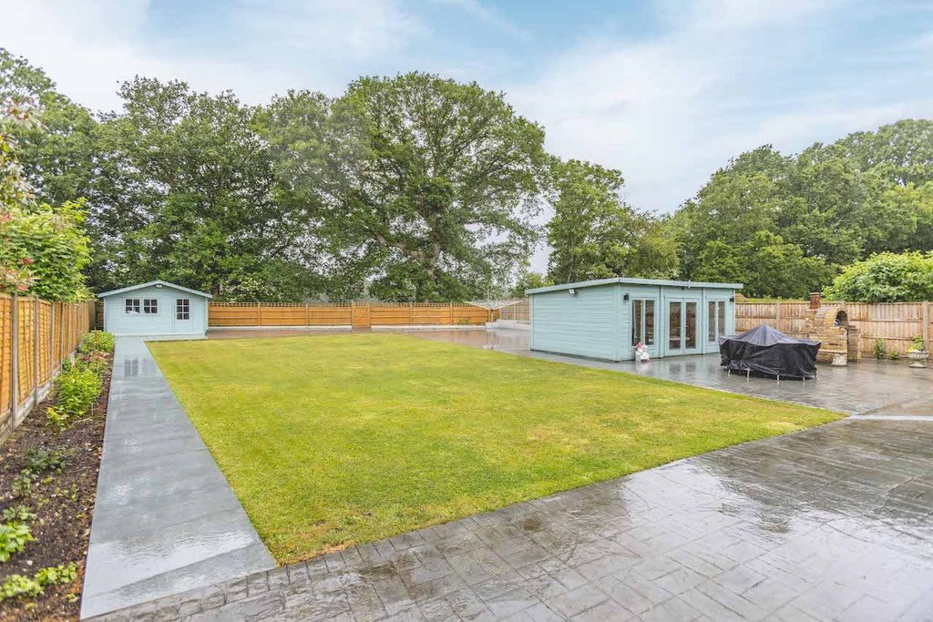 Property photo 2 of 25