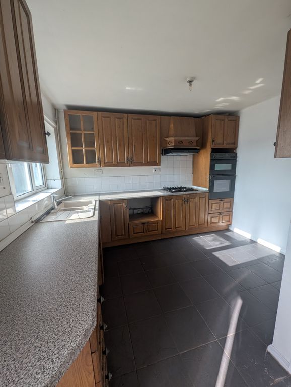 Property photo 3 of 8 Kitchen