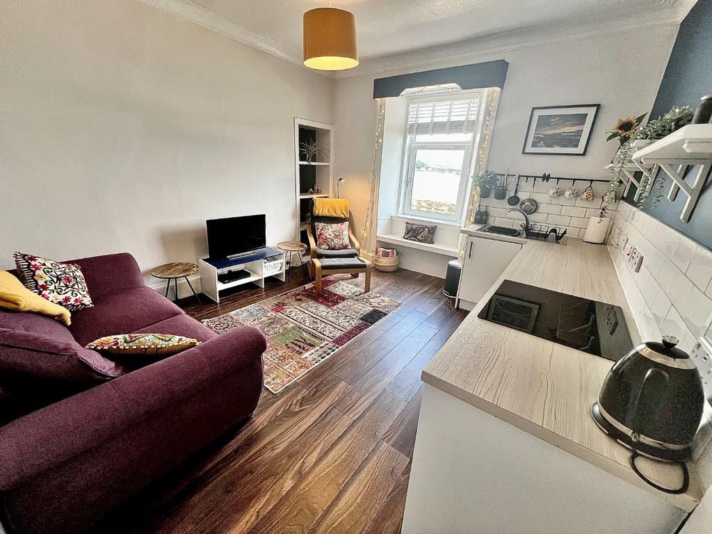 Property photo 2 of 30 Lounge / Kitchen