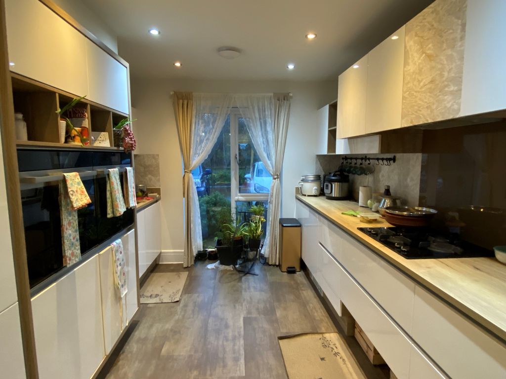 Property photo 3 of 11 Kitchen