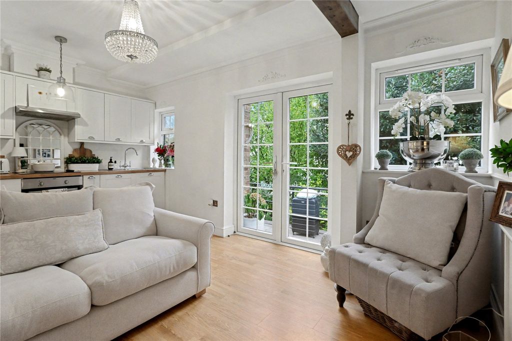 Property photo 3 of 10 Kitchen / Living