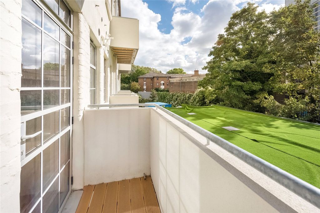 Property photo 3 of 7 Balcony