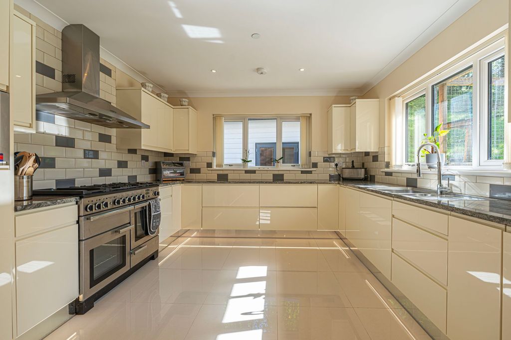 Property photo 2 of 93