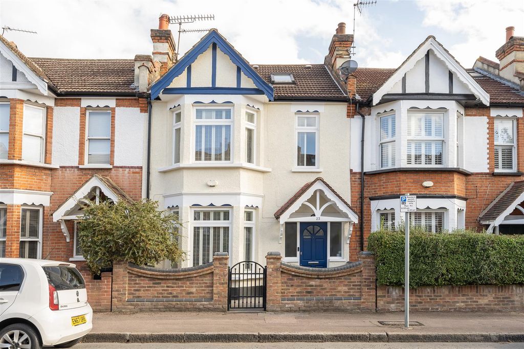 Property photo 1 of 32 Alexandra Road, E18