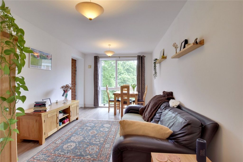 Property photo 2 of 17 Picture No. 24