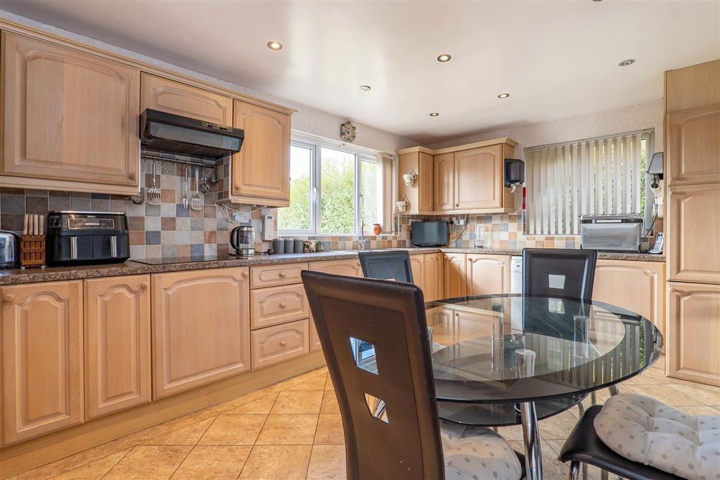 Property photo 2 of 29 Kitchen/Diner