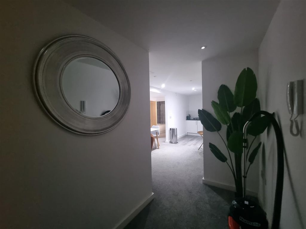 Property photo 2 of 8 Hallway
