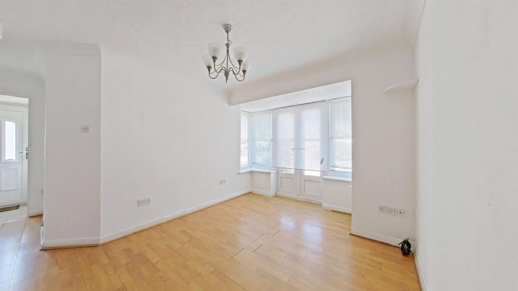 Property photo 3 of 12 Lounge