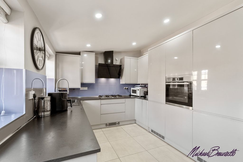 Property photo 2 of 29