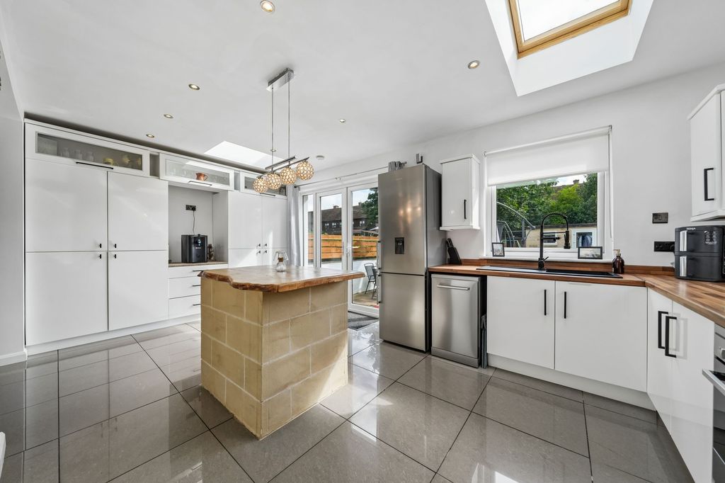Property photo 2 of 32