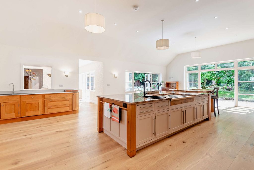Property photo 2 of 27 Kitchen/Breakfast