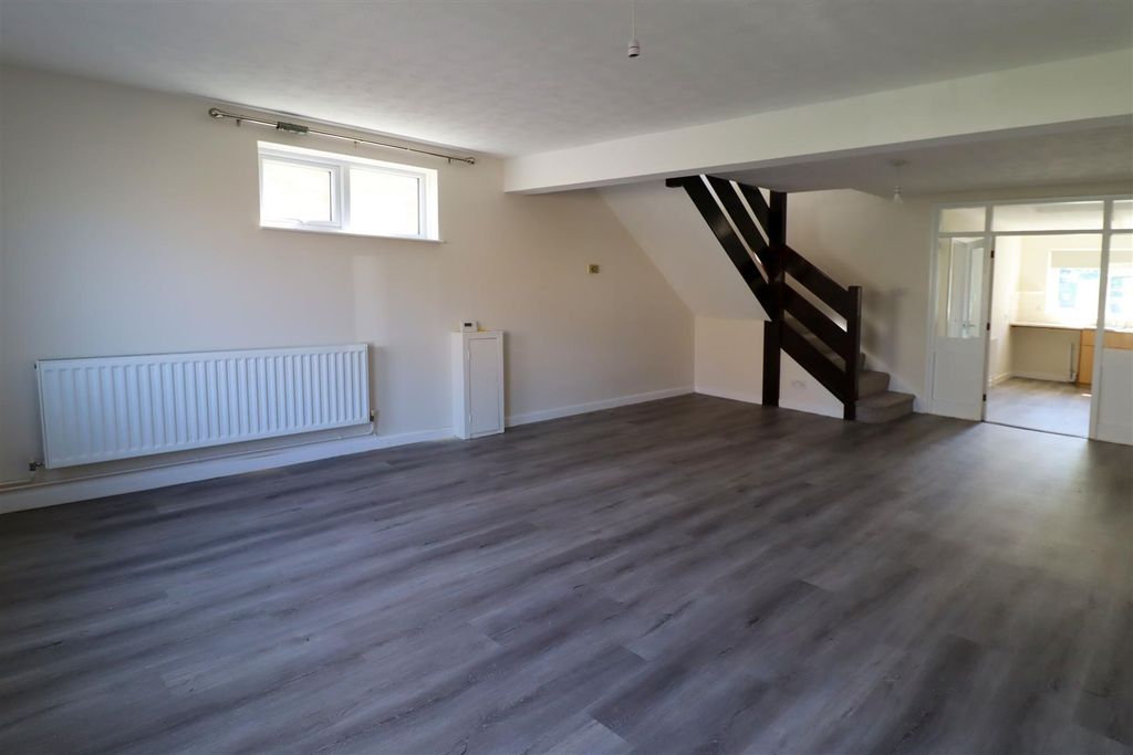Property photo 3 of 9 Lounge.Jpg