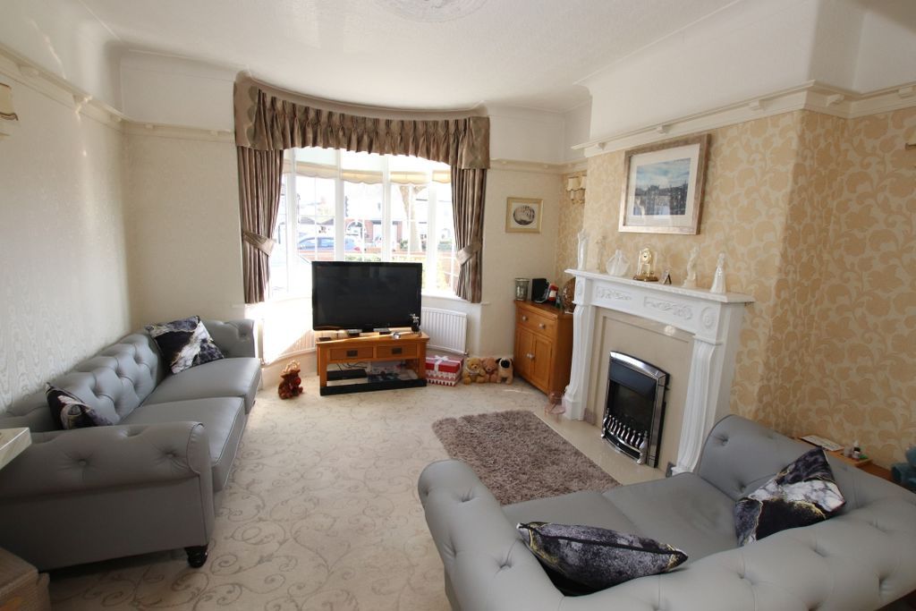 Property photo 2 of 14 Lounge