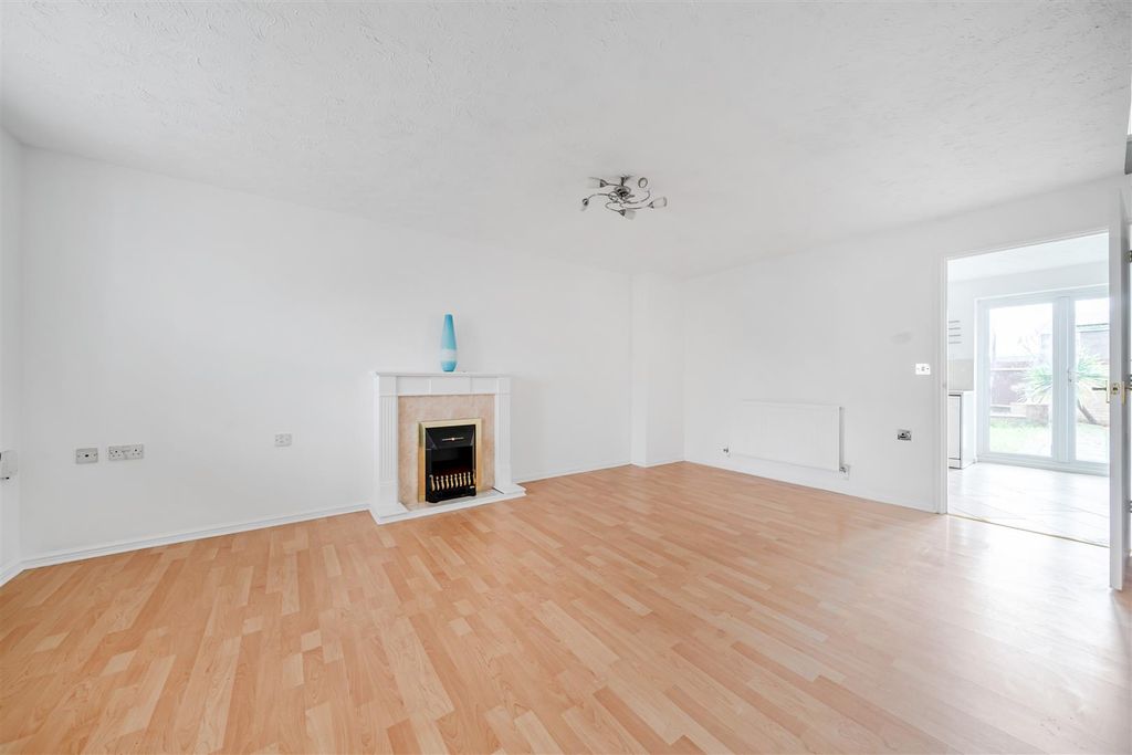 Property photo 3 of 17 Lounge