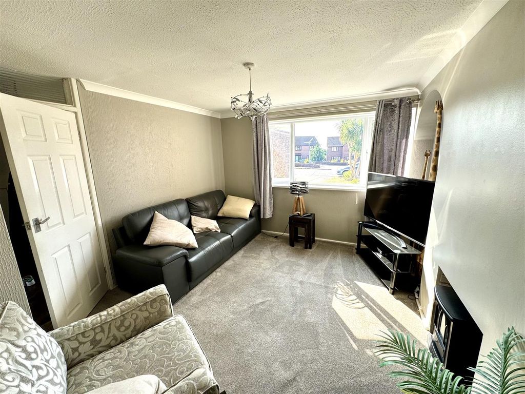Property photo 3 of 16 Lounge