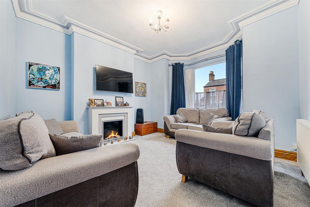 Property photo 3 of 27 Lounge