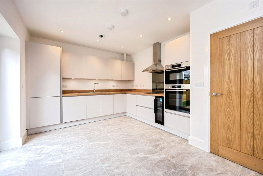 Property photo 3 of 7 Kitchen