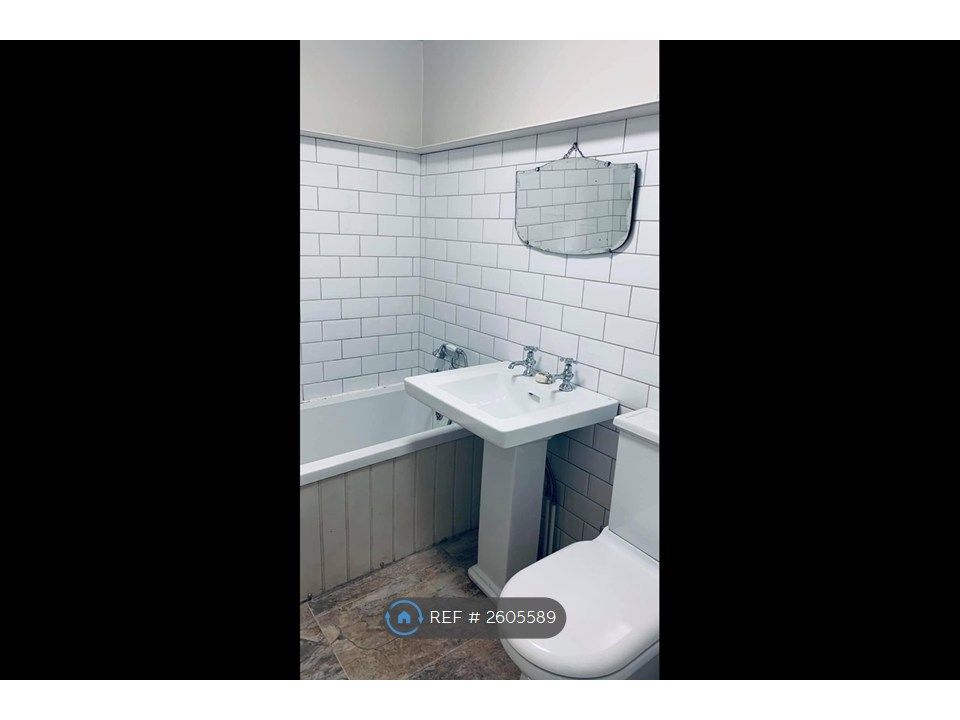 Property photo 2 of 7 Large Deco Style Bathroom Features