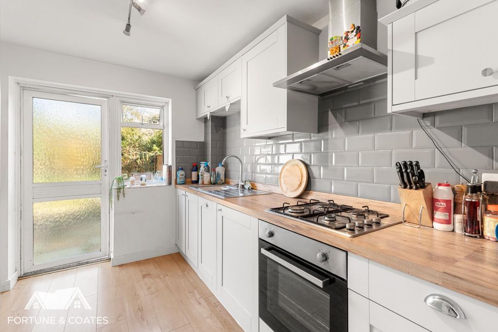 Property photo 3 of 23 Fullersmead_22.Jpg