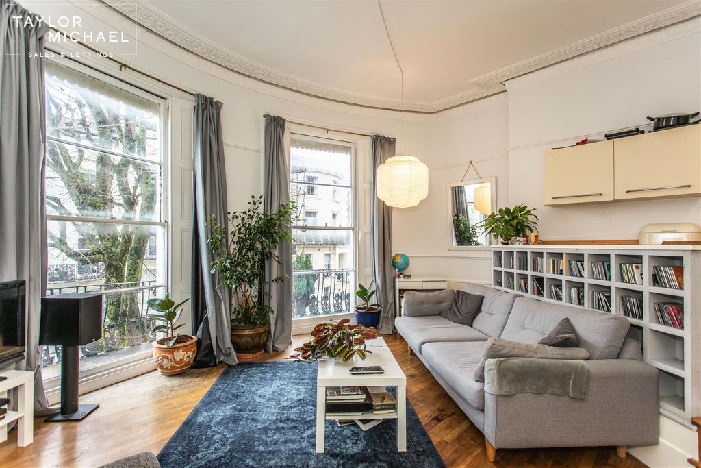 Property photo 3 of 18 Living Room