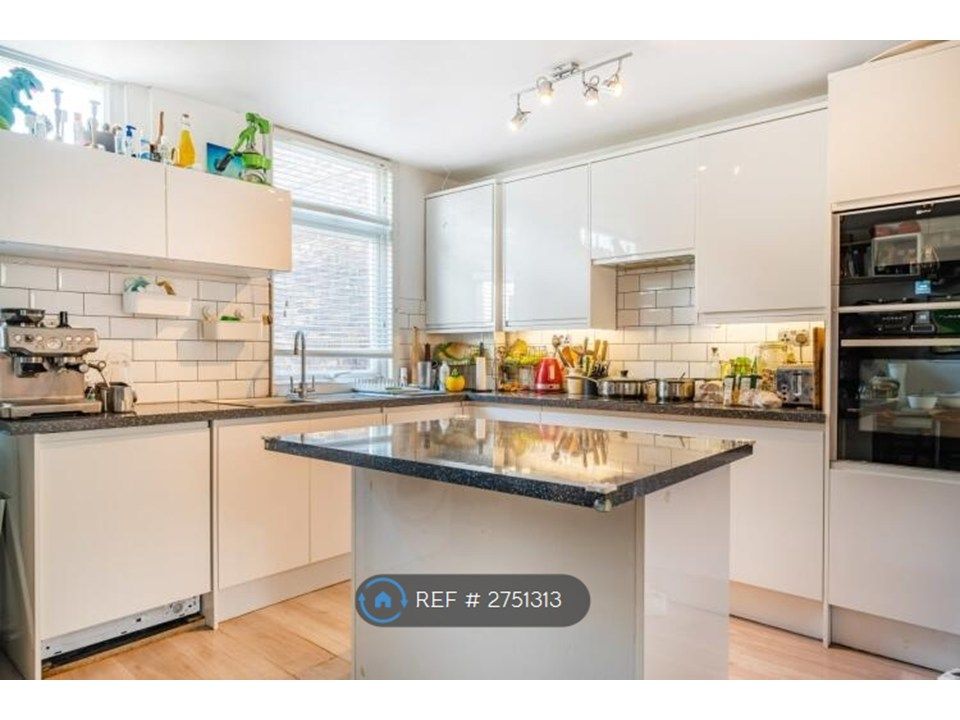 Property photo 3 of 6 Kitchen