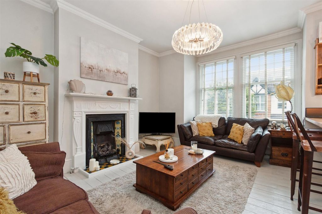 Property photo 1 of 8 Flat 2, 20 Pendle Road Sw17 Reception 1.Jpg