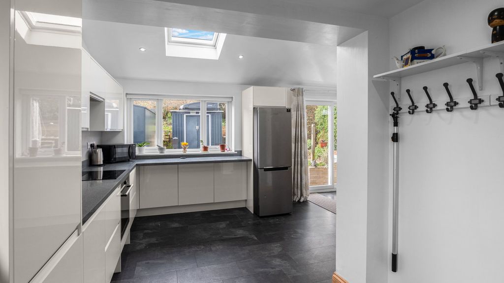 Property photo 2 of 32