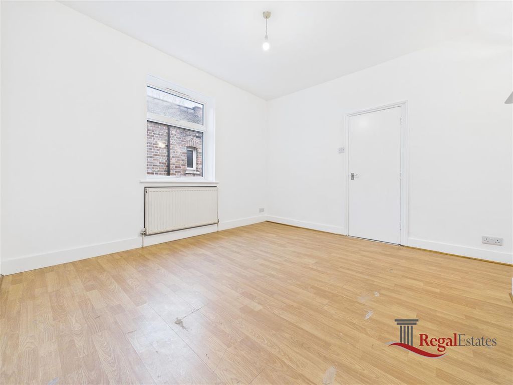 Property photo 3 of 8 Cam02489G0-Pr0242-Still001.Jpg