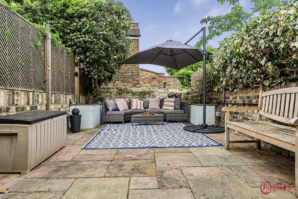 Property photo 3 of 18 Terrace / Patio