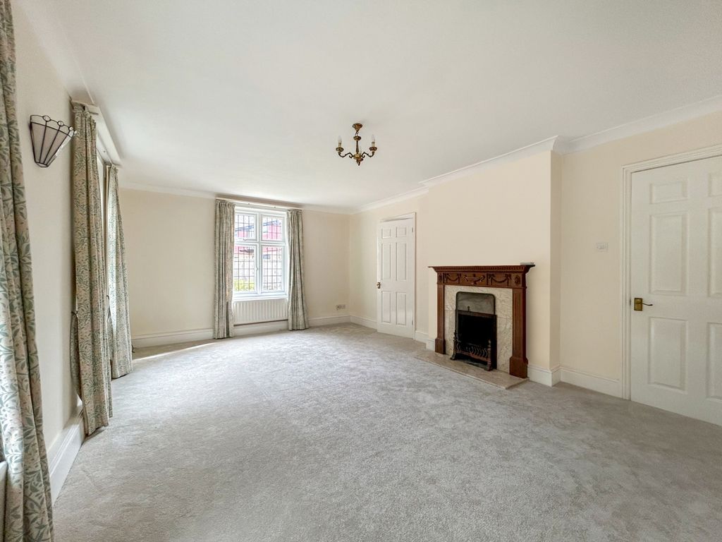 Property photo 2 of 18 Sitting Room