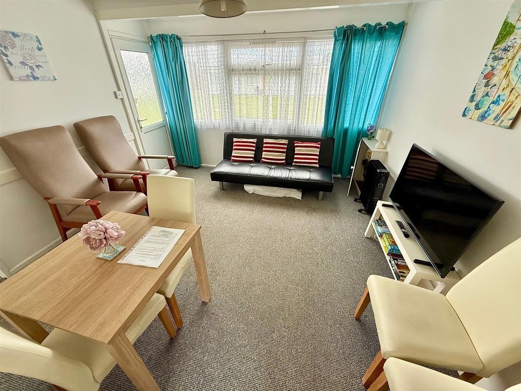 Property photo 1 of 11 Living Room