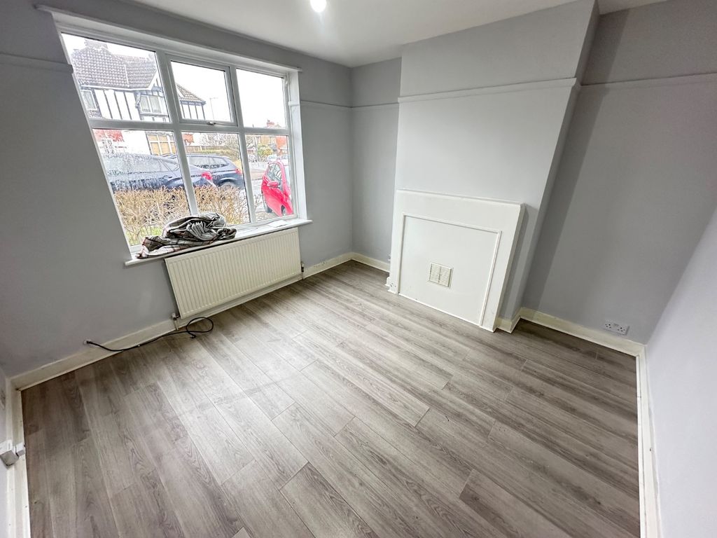 Property photo 2 of 11 4817992