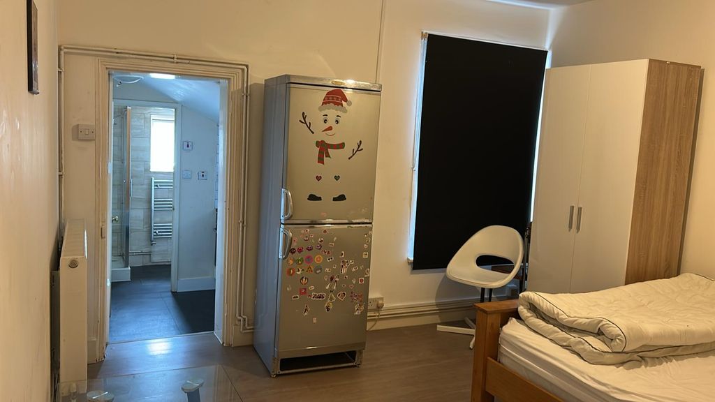 Property photo 1 of 7 One Bedroom First Floor Flat Ideal For Working Couples- Â£1400 Pcm