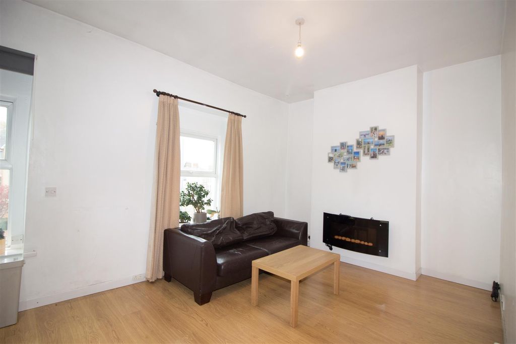 Property photo 1 of 6 Lounge.Jpg