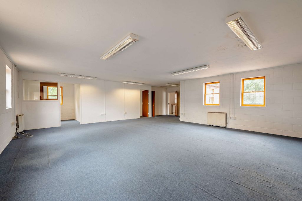 Property photo 3 of 7 8694013-Interior02-800
