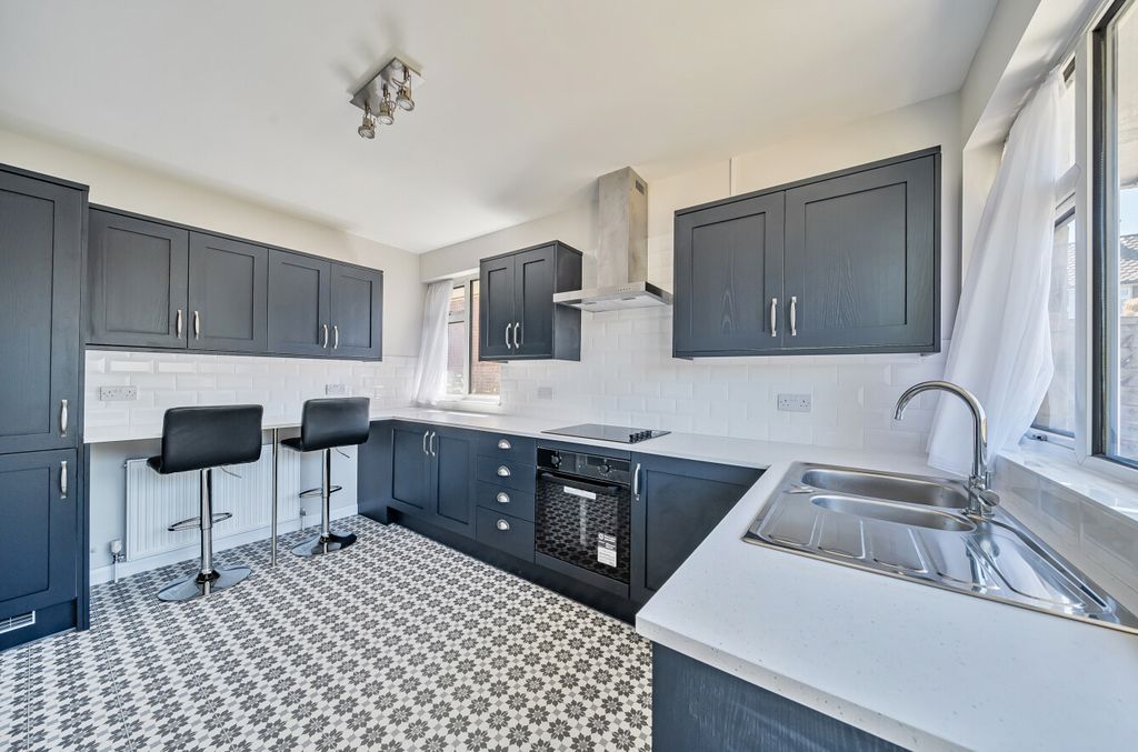 Property photo 2 of 14 1295023-9-6827487...
