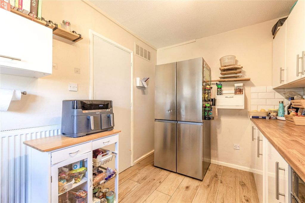 Property photo 3 of 10 Kitchen