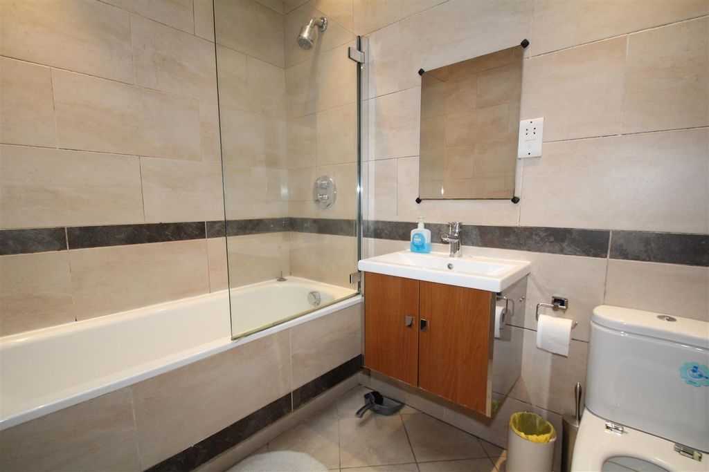 Property photo 3 of 9 Communal Bathroom