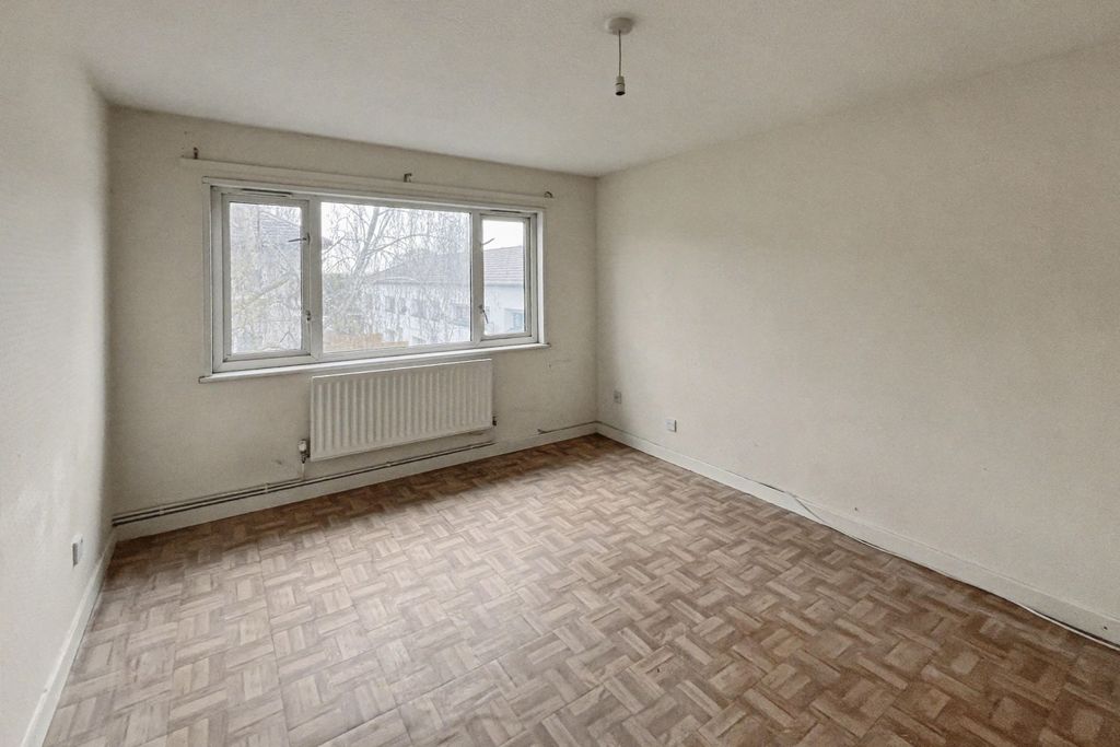 Property photo 2 of 11 57 Squirrel Close, Hounslow, Middlesex, Tw4 7Nu