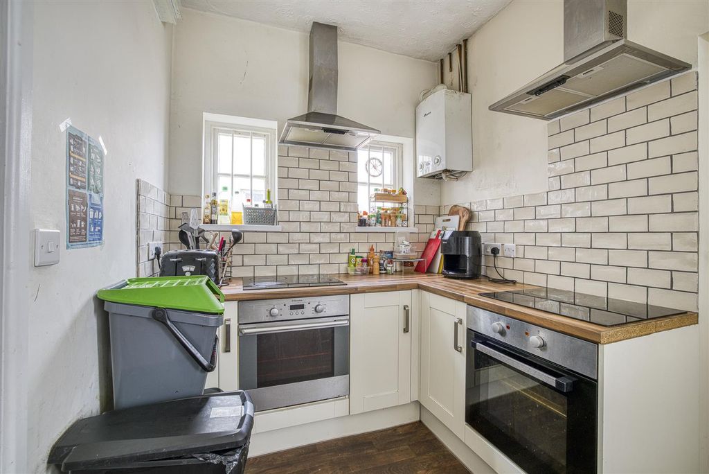 Property photo 3 of 6 Kitchen