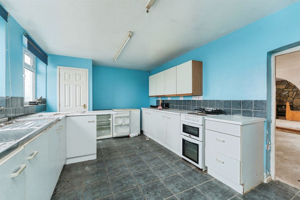 Property photo 2 of 18